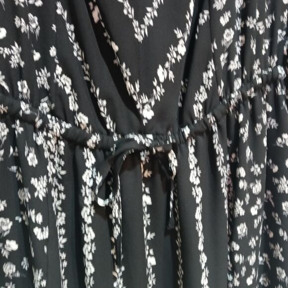 CeCe Ruffle Sleeve V-Neck Print Mix Dress - Picture 9 of 13